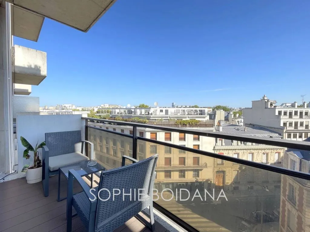 Rõdu - Luxury Apartment with Balcony in Paris 8th