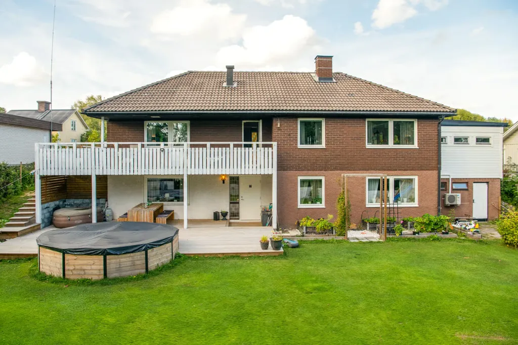 Jardin - Souterrain Villa with Garden on Quiet Street