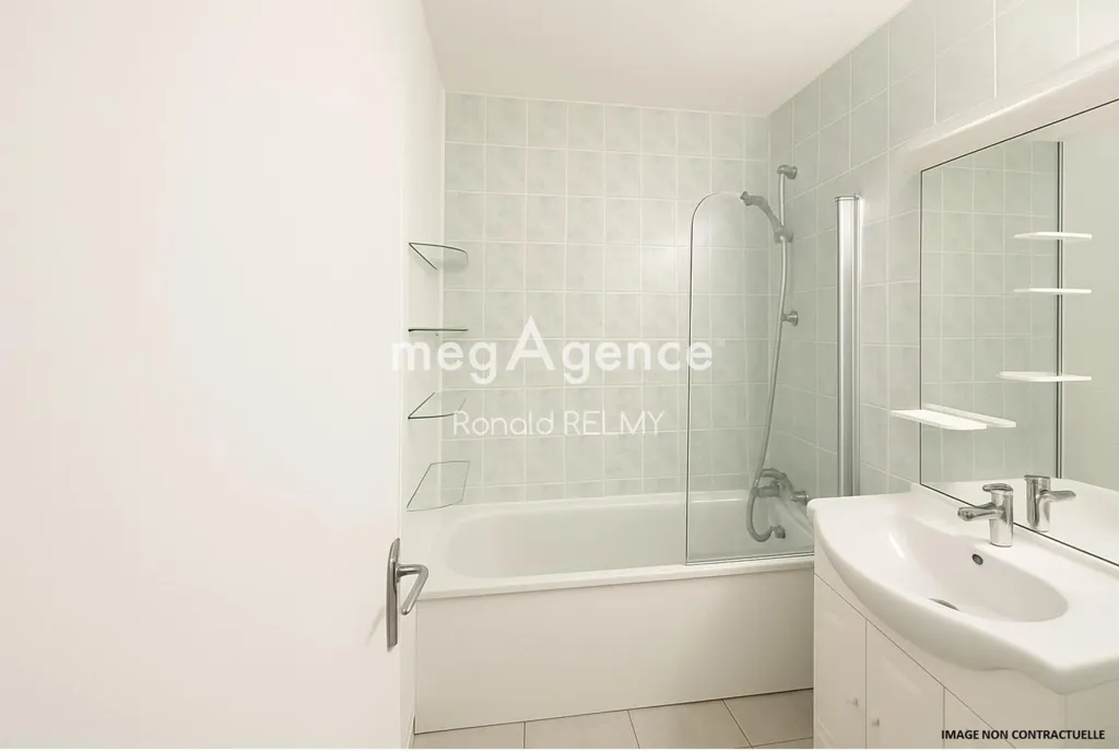 Vannitoad - Bright T5 Apartment with South-West View in Pyramides