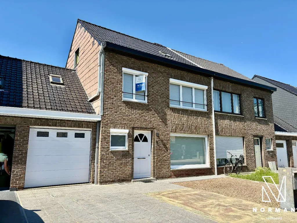 Extérieur - Maison Charmante avec Terrasse à Kuurne
