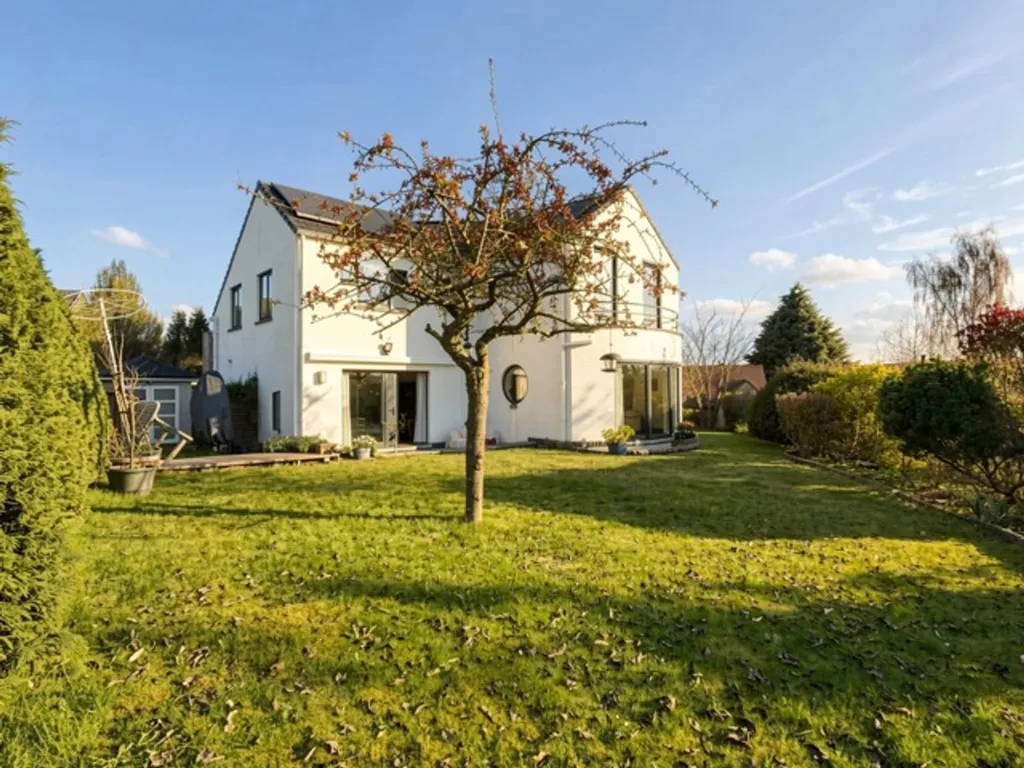 Garden - Architectural Villa with Terrace in Wavre