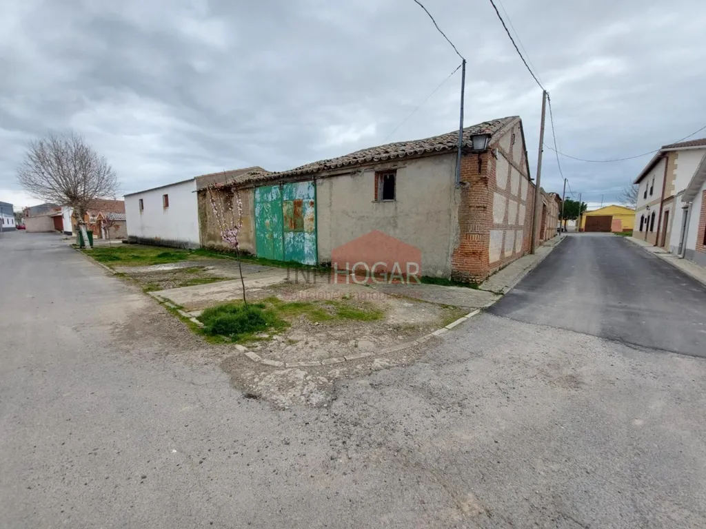 Esterno - Large Plot House for Renovation in Muñosancho