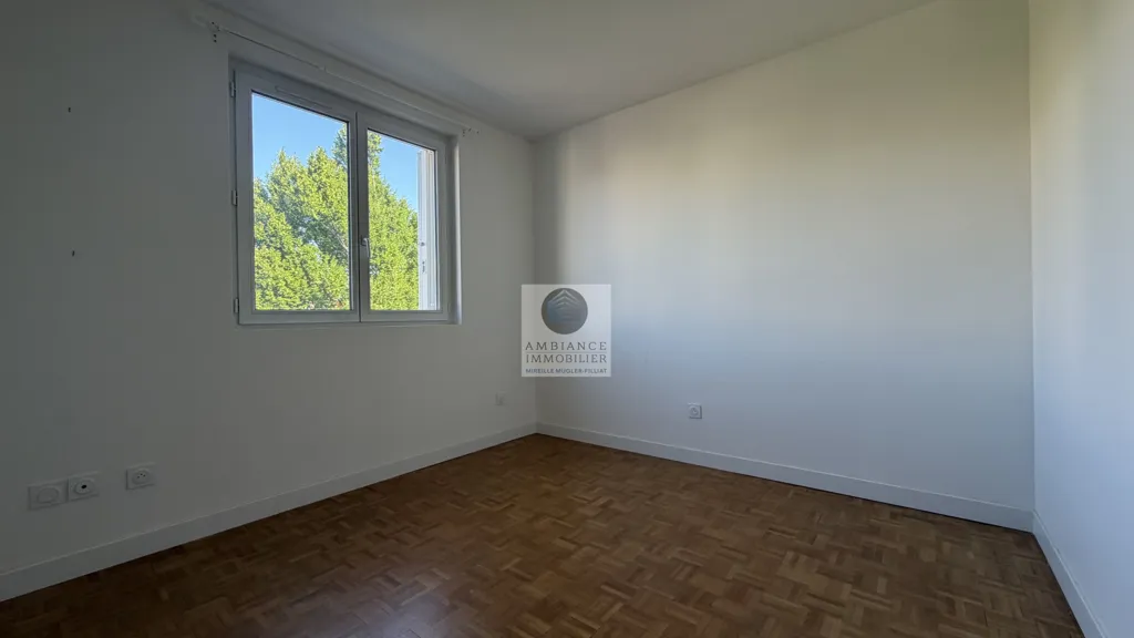 Toad - Renovated Apartment with Terrace in Valence