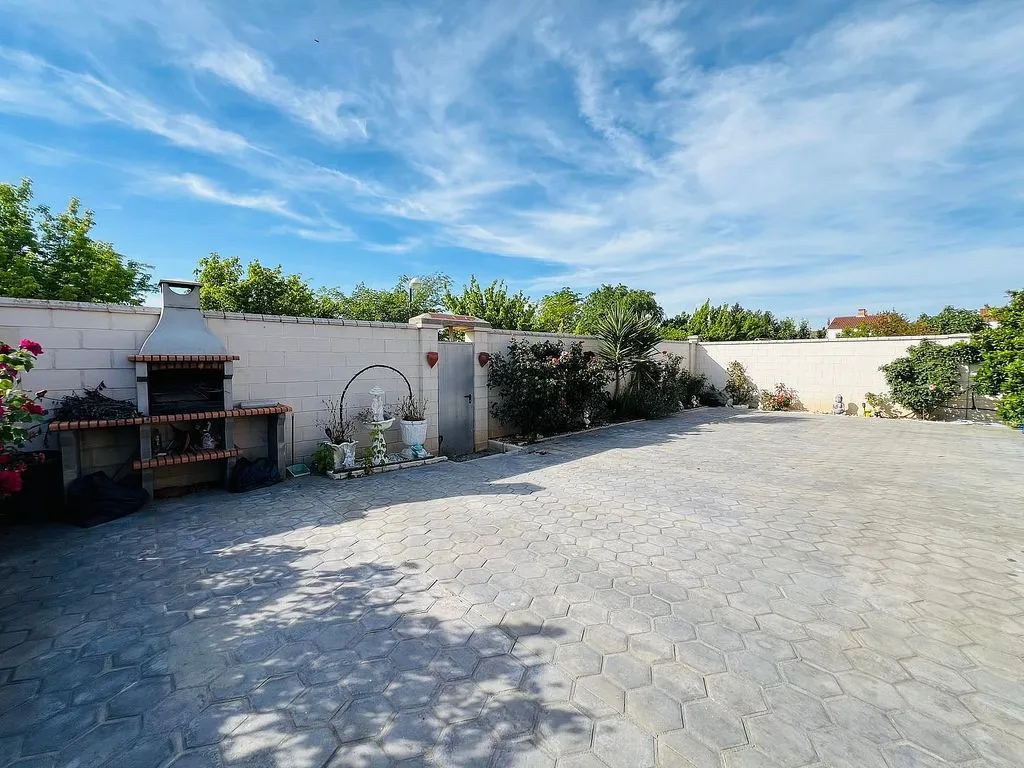 Aed - Chalet with Pool and Terrace in Pinseque
