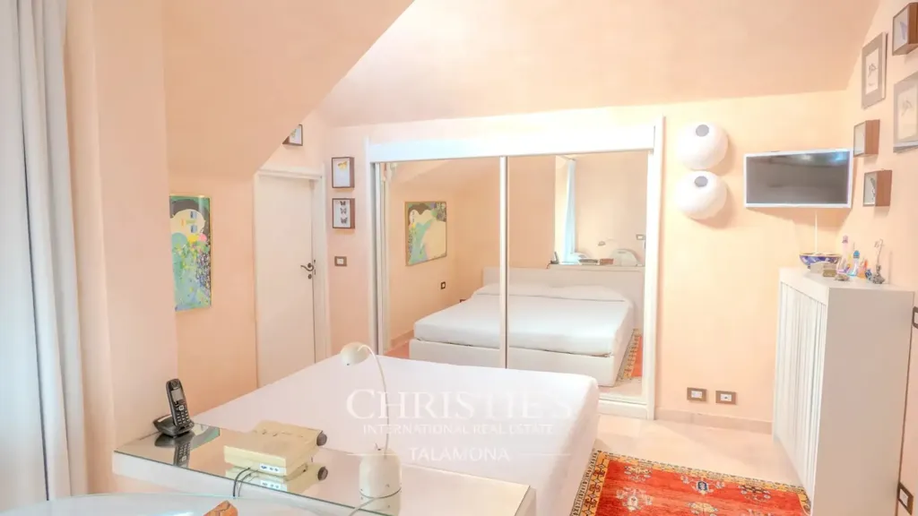 Bedrooms - Lakefront Villa with Private Park in Ranco