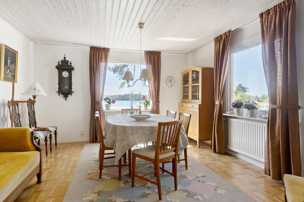 Dining Room - Villa with Lake View in Stenhamra