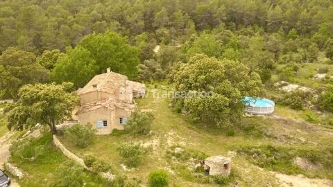 Vue aérienne - Ancienne Ferme avec 20 Hectares à Cotignac