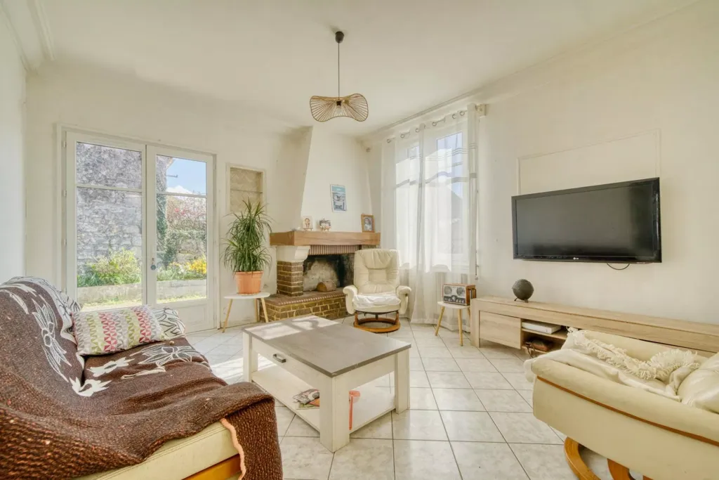 Elutuba - Renovated House with Veranda in Saintes