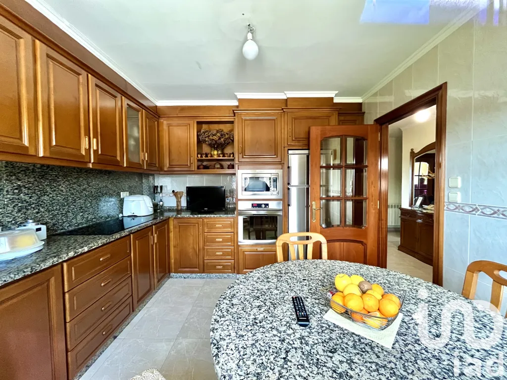 Köök - Spacious House with Extensive Garden in Coirós