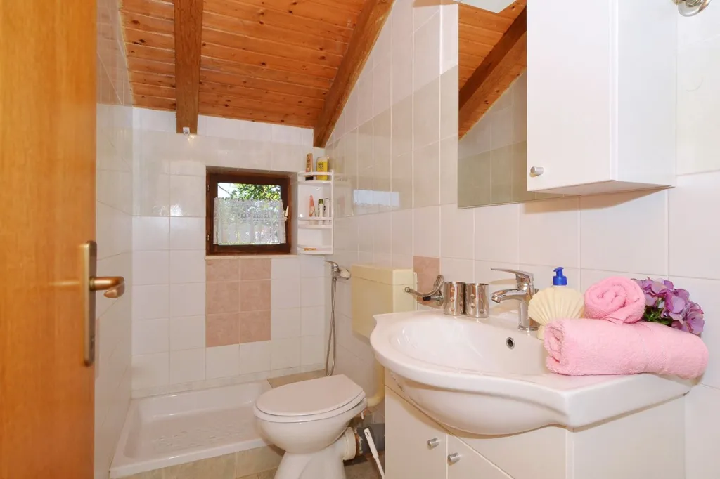 Bagni - Beachfront Cottage with Sea Access in Split