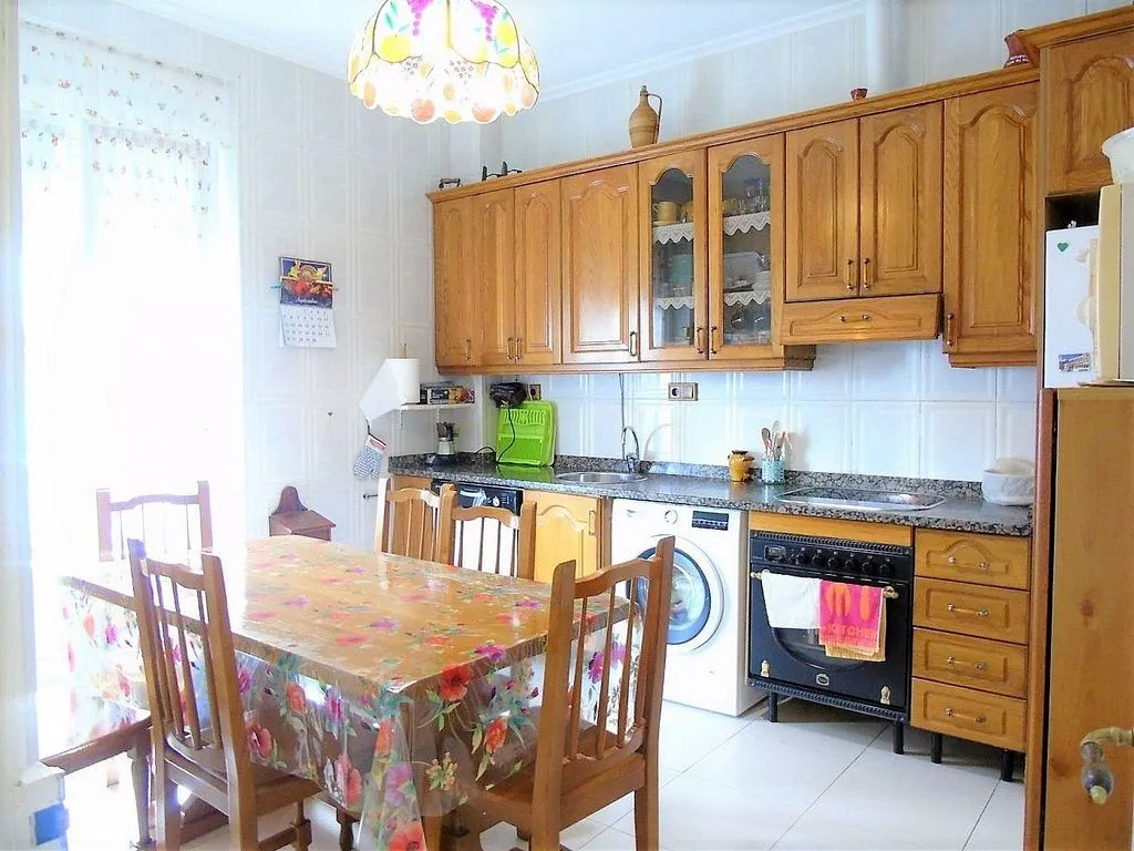 Salle à manger - Historic Apartment with Balcony in City Centre