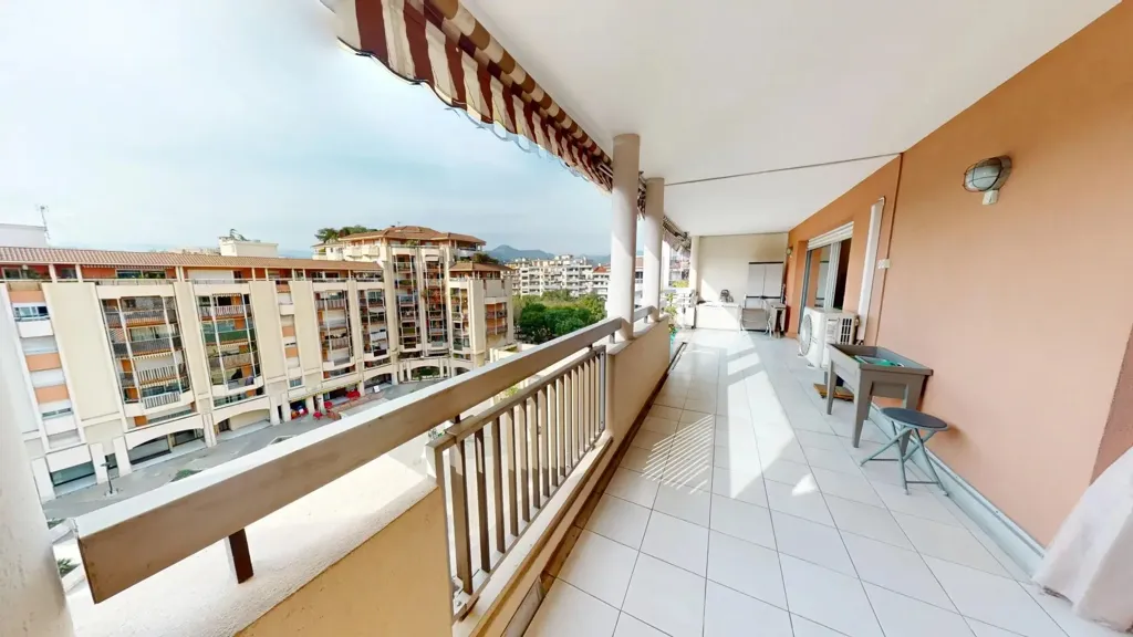 Balcony - 3-Bed Apartment with West Terrace in Nice