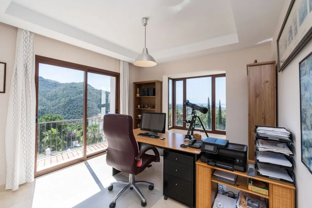 Bureau - Luxury Villa with Sea Views in Benahavis