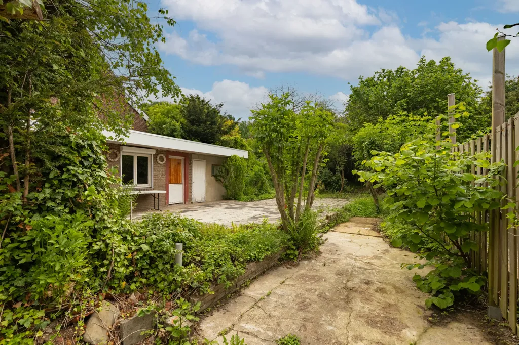 Aed - Characterful Detached House with Garden in Geulle
