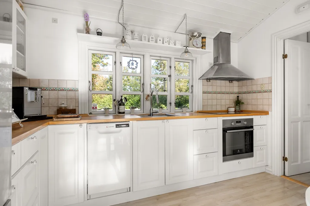 Cuisine - Fenced Villa with Garden in Dronningmølle