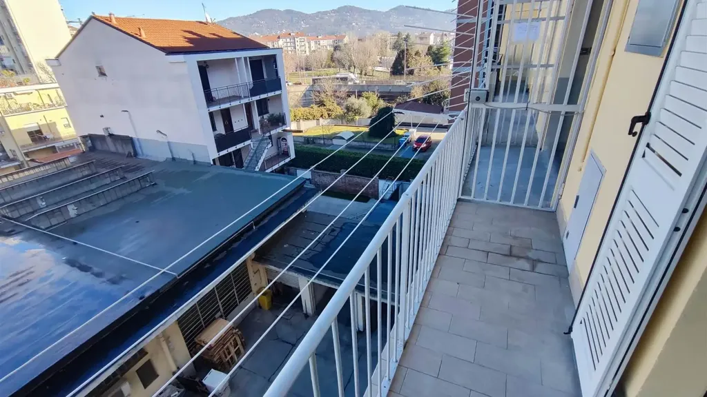 Balcon - Brightly Laid-out Flat with Balcony in Moncalieri
