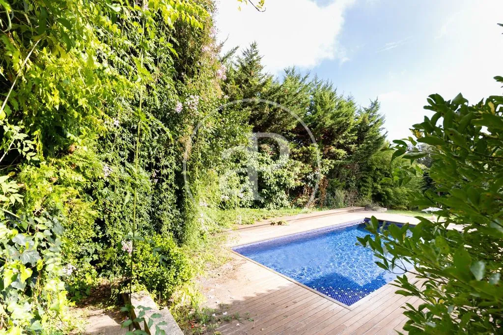 Piscina - Luxury Villa with Pool in Bellaterra, Catalonia