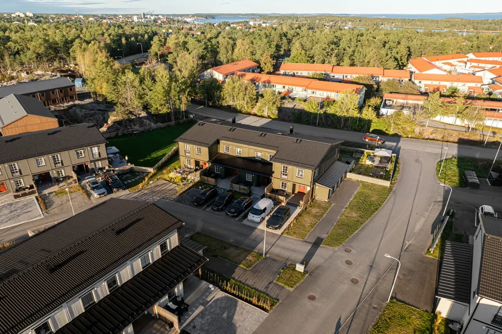 Vue aérienne - Modern Gable-Tudor House with West-Facing Terrace in Nynäshamn