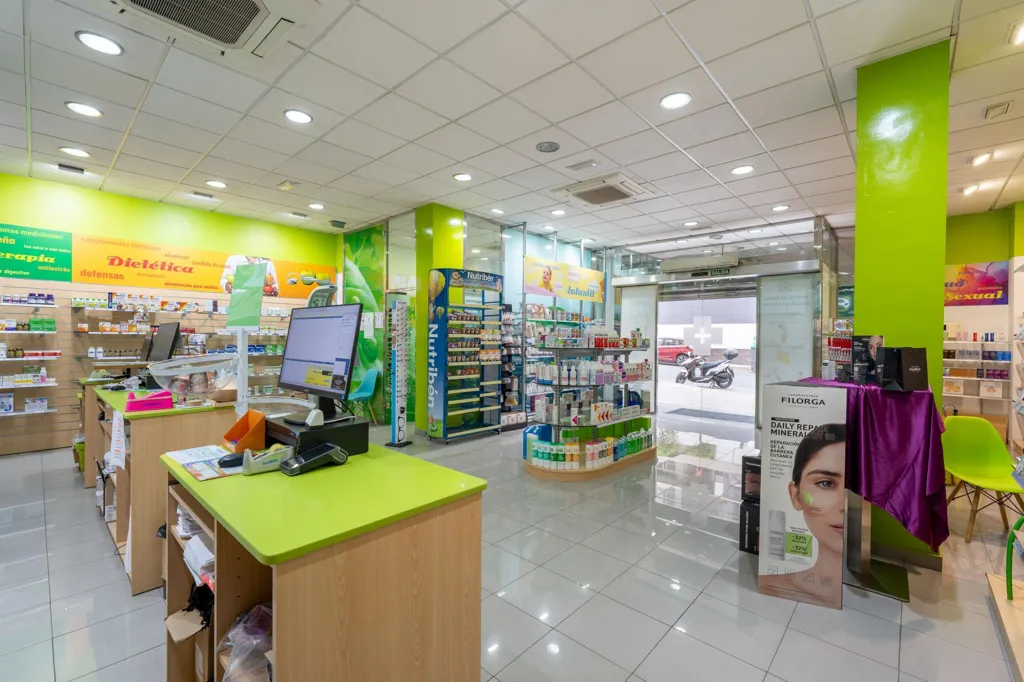 Rooms - Commercial Property with High Visibility in Almería
