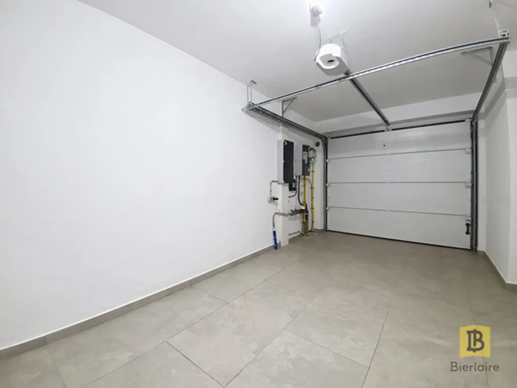 Garage - Maison Récemment Construite avec Terrasse à Saint-Ghislain