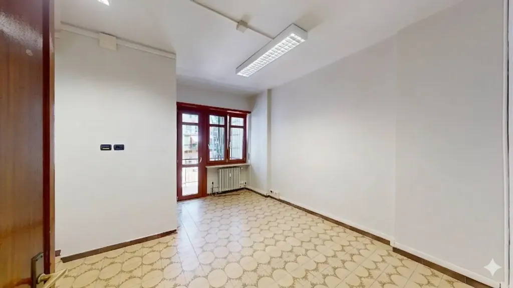 Pièces - Spacious Trilocale with Balcony in Turin