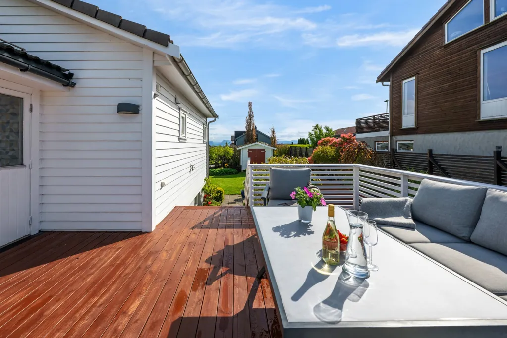 Terrasse - Family Home with Corner Plot in Tasta/Vardeneset