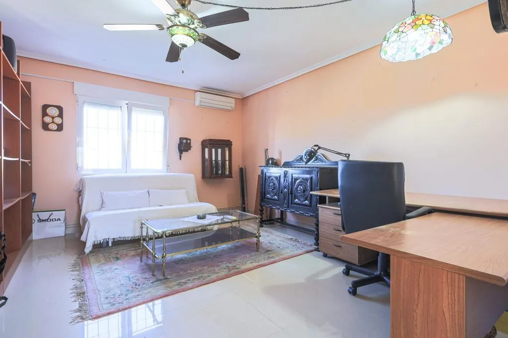 Bureau - Luxury Villa with Pool in Torrevieja