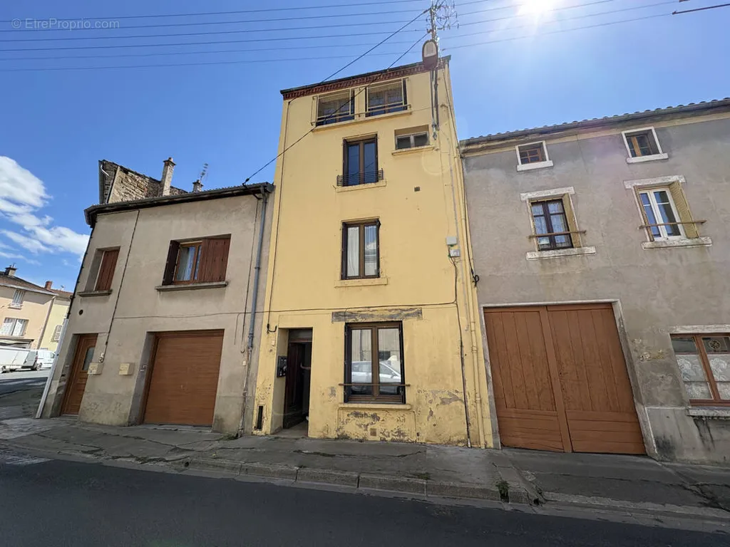 Exterior - 4-Unit Apartment Building in Vic-le-Comte Centre