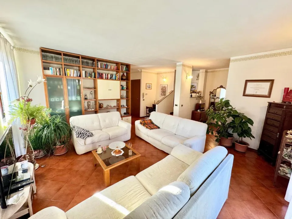 Elutuba - Three-sided Villa with Garden in Mortara