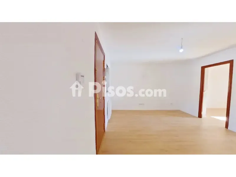 Toad - Three-Bedroom Flat with Ascensor in Puente de Vallecas