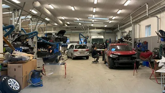 Garage - Workshop with High Ceilings in Hørsholm