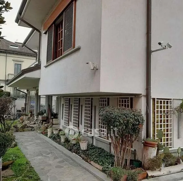 Garden - Four-Level Villa with Pool in Vercelli