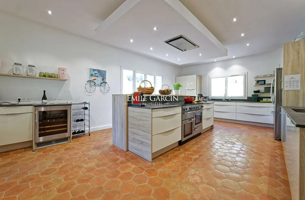 Kitchen - Luxury Villa with Private Lake in Brignoles