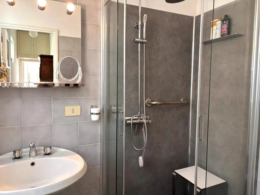 Salles de bain - Early 20th-Century Villa with Lake Views in Moltrasio