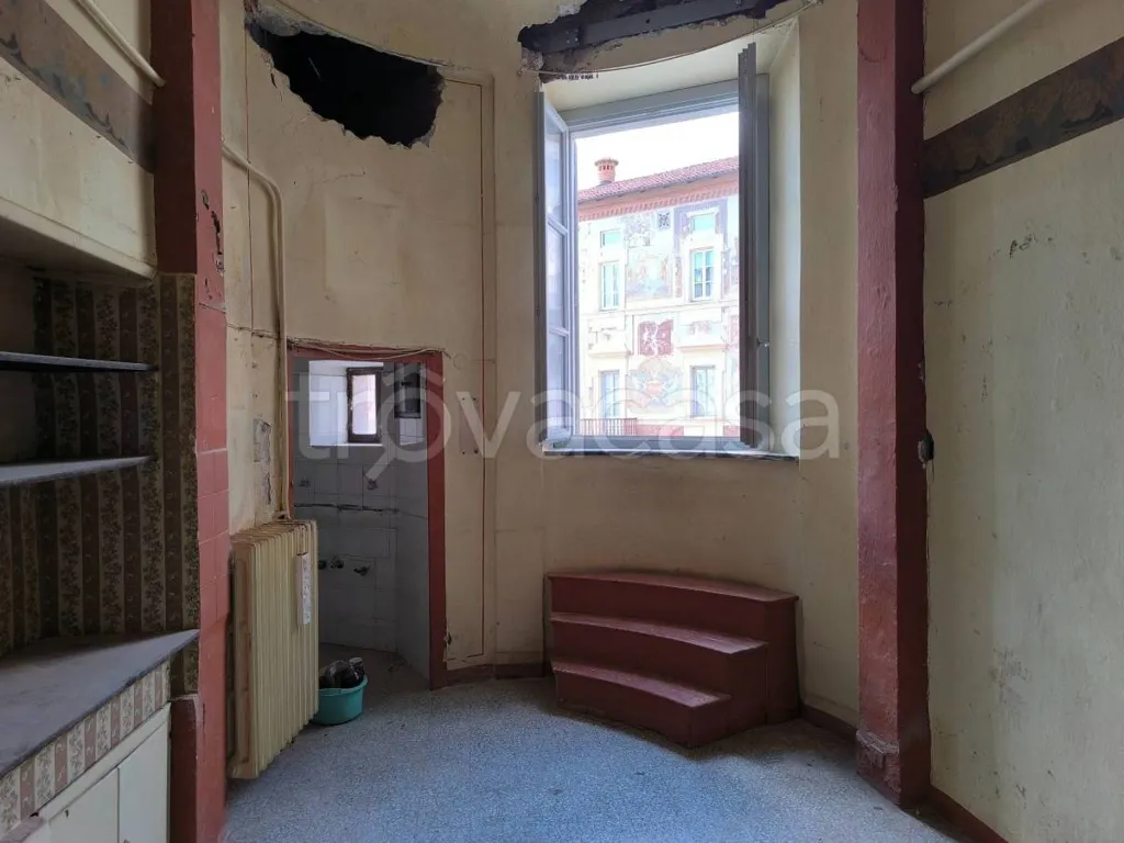 Pièces - Historic Apartment with Piazza View in Mondovì