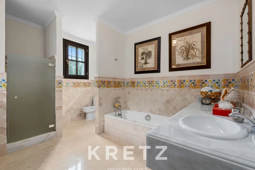 Salles de bain - Luxury Villa with Golf Access in Benahavís