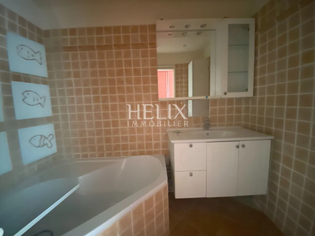 Vannitoad - 3-Bed Flat with Balcony in Le Pecq Centre