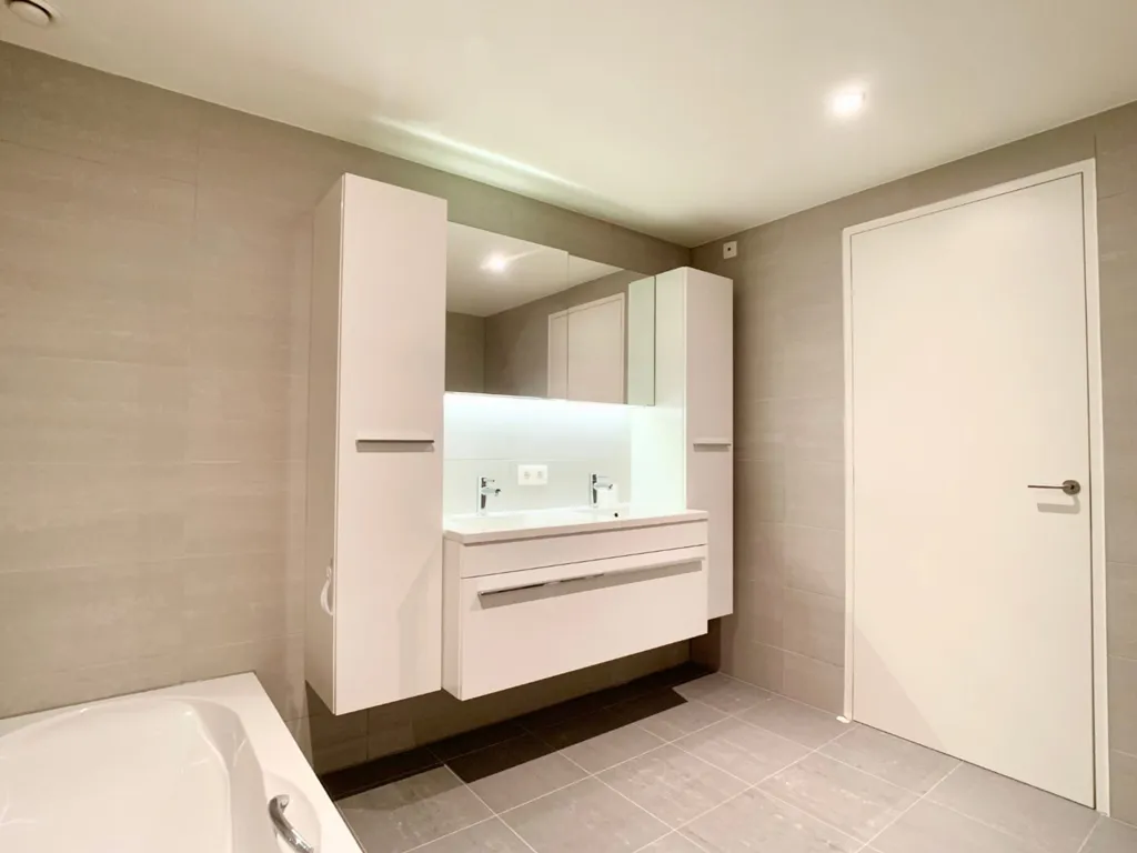 Salles de bain - Appartement Luxueux avec Vue sur le Lac à Overmere
