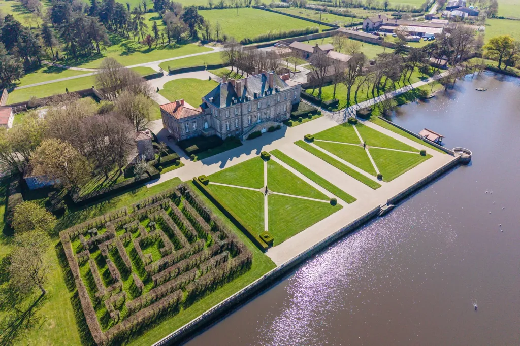Vue aérienne - Château du XVIIIe avec Domaine de 42 ha près de Nantes