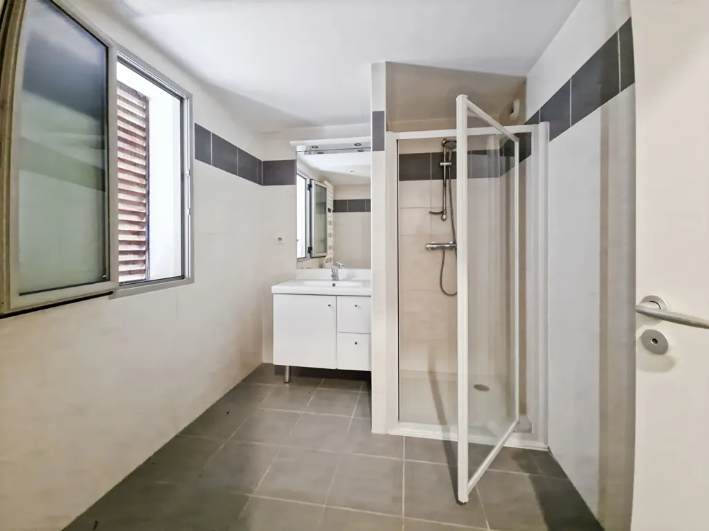 Bathrooms - Flat with Terrace in Marseille 13015