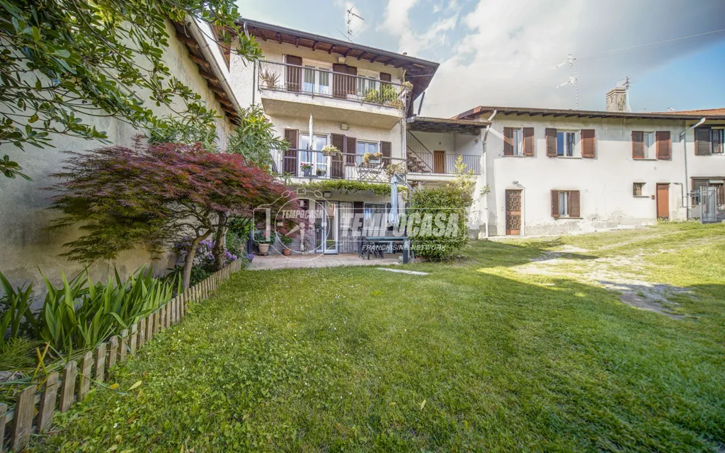 Aed - Semi-Detached House with Garden in Sumirago