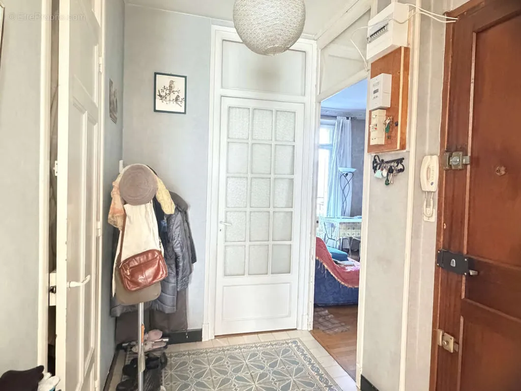 Esik - Investment-Ready T2 with Balcony in Grenoble