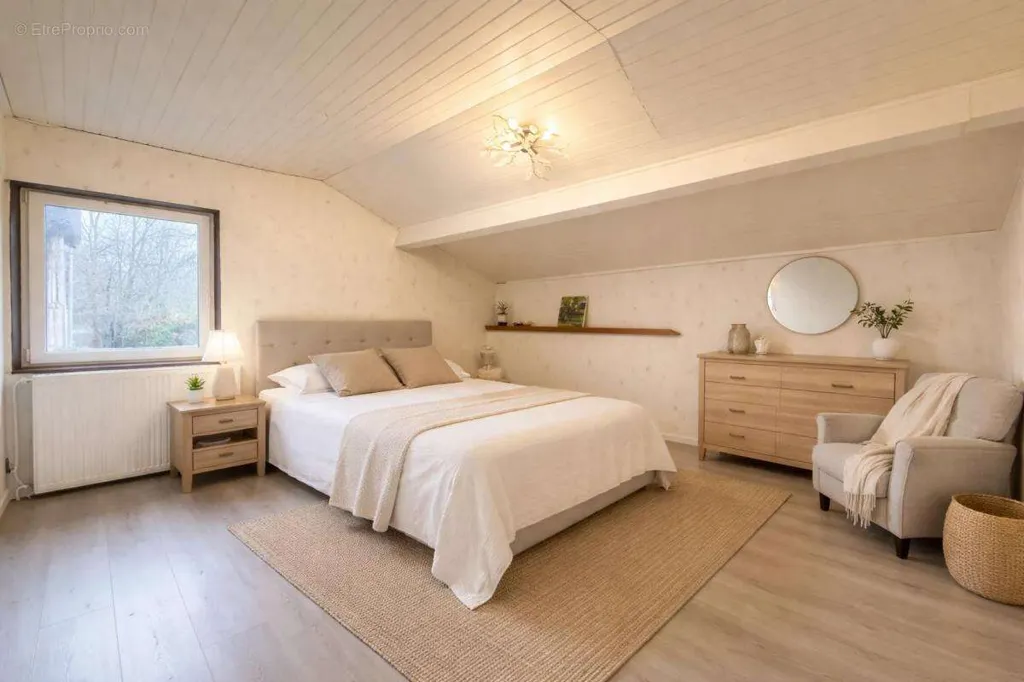 Chambres - Propriété de 10 Pièces avec Vue Montagne à Les Abrets