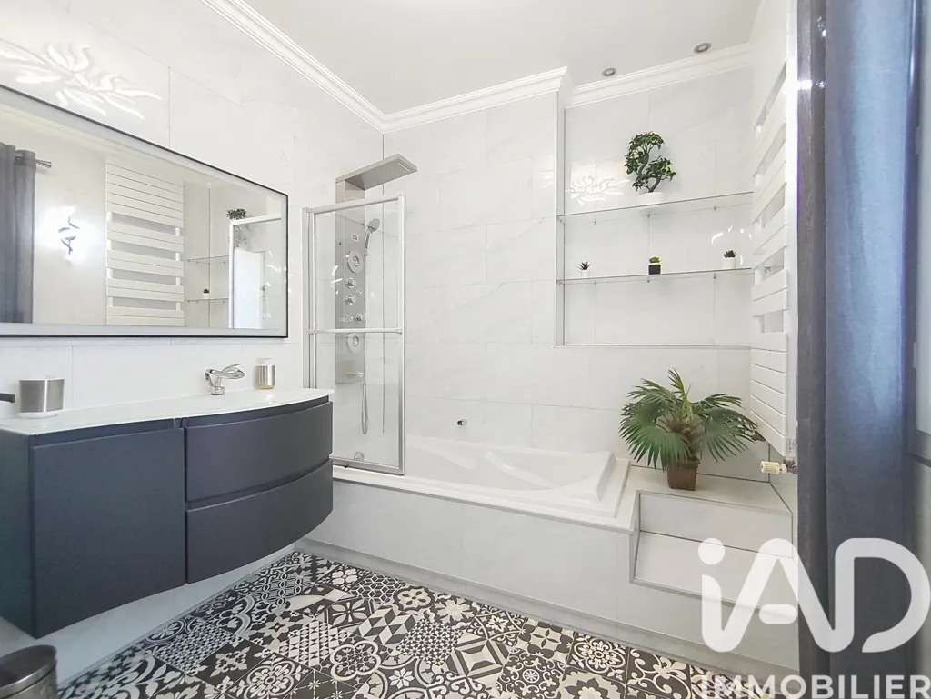 Salles de bain - Villa Familiale avec Piscine à Grézieu-la-Varenne
