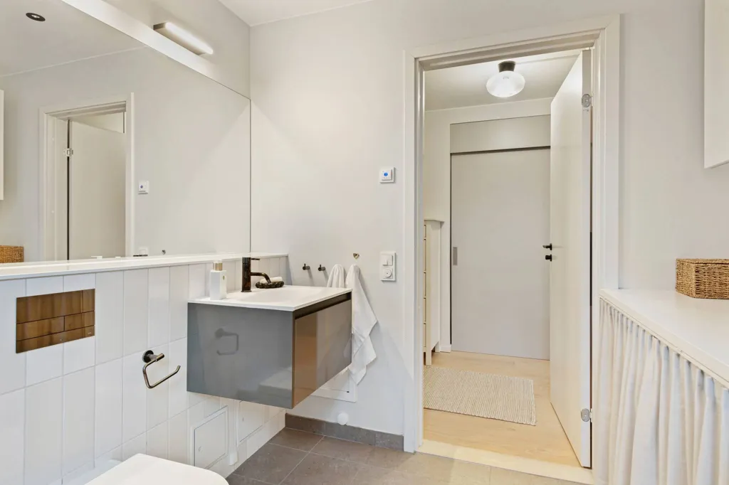 Salles de bain - Modern Flat with Slottspark View in Djursholm
