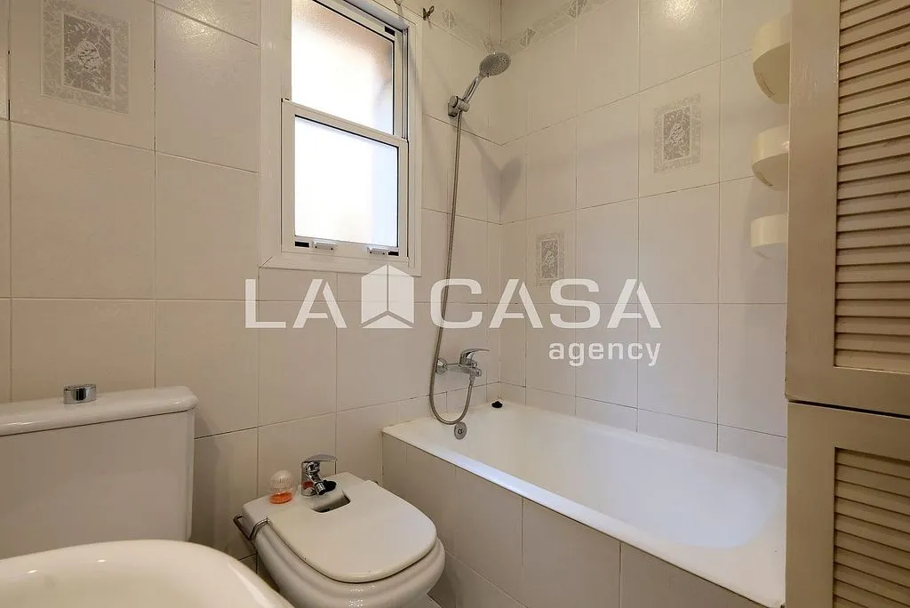 Vannitoad - East-West Oriented Flat near Passeig Maragall