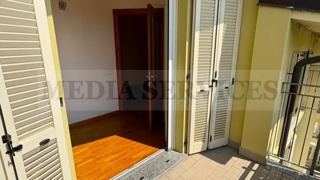 Balcon - Prestigious Apartment with Balcony in Garlasco