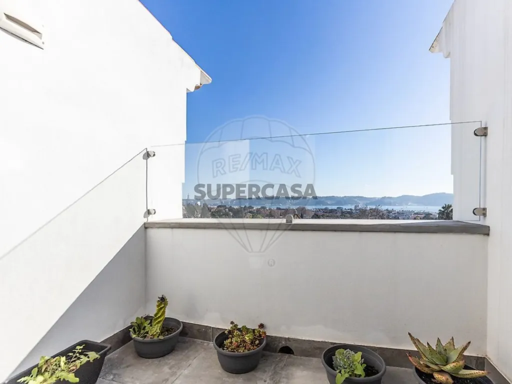 Terrass - Luxury Villa with 1950s Charm in Lisbon