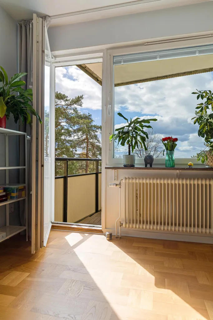 Balcon - Corner Flat with South-West Balcony in Tullinge
