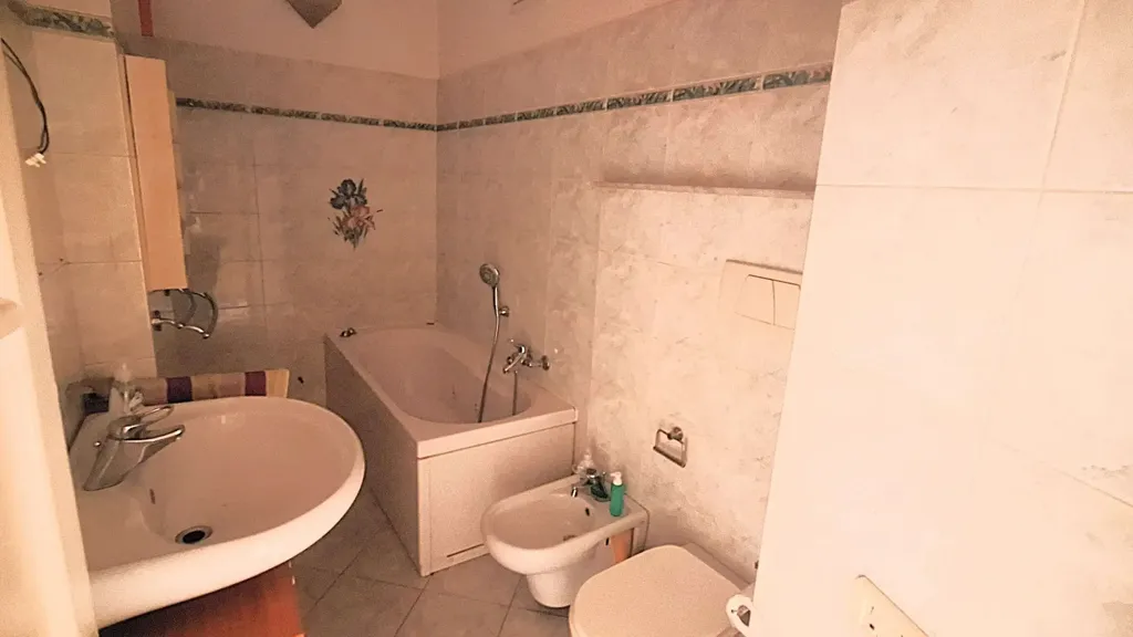 Vannitoad - Spacious Apartment with Central Location in Campomorone